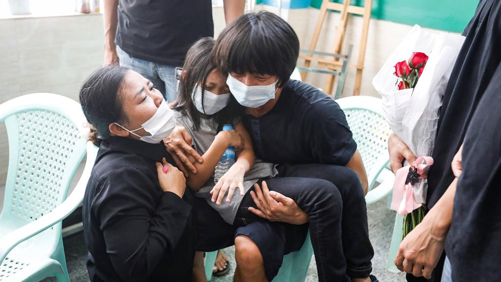 Familiares choram a morte de um estudante numa manifestação em Myanmar. Foto: Stringer/EPA