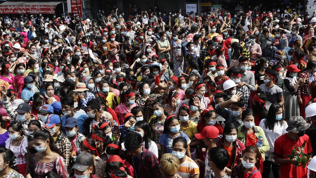 São milhares as pessoas que contestam o golpe militar que levou à detenção de Suu Kyi. Foto: Lynn Bo Bo/EPA