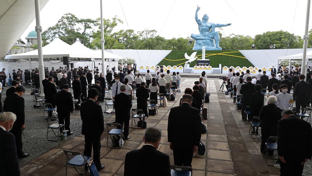 Um momento de silêncio durante uma cerimónia no Parque da Paz, em Nagasaki,. Foto: Jiji Press/EPA