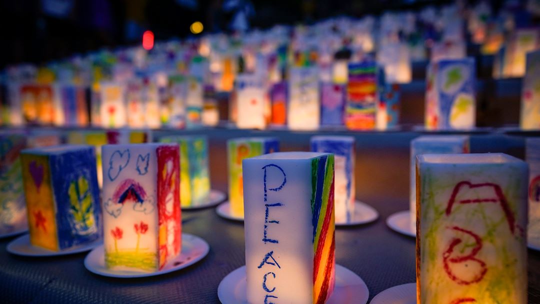 Centenas de lanternas com mensagens de paz no Parque da Paz em Nagasaki, para assinalar o 75º aniversário da bomba atómica naquela cidade. Foto: Dai Kurokawa/EPA