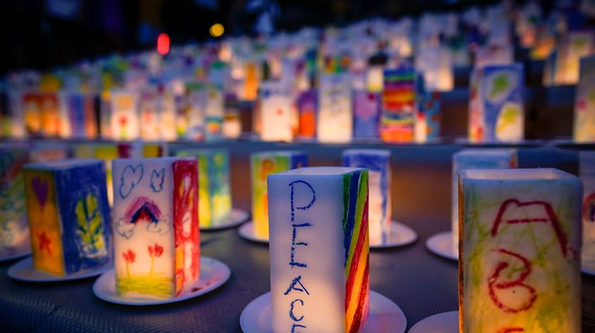 Centenas de lanternas com mensagens de paz no Parque da Paz em Nagasaki, para assinalar o 75º aniversário da bomba atómica naquela cidade. Foto: Dai Kurokawa/EPA