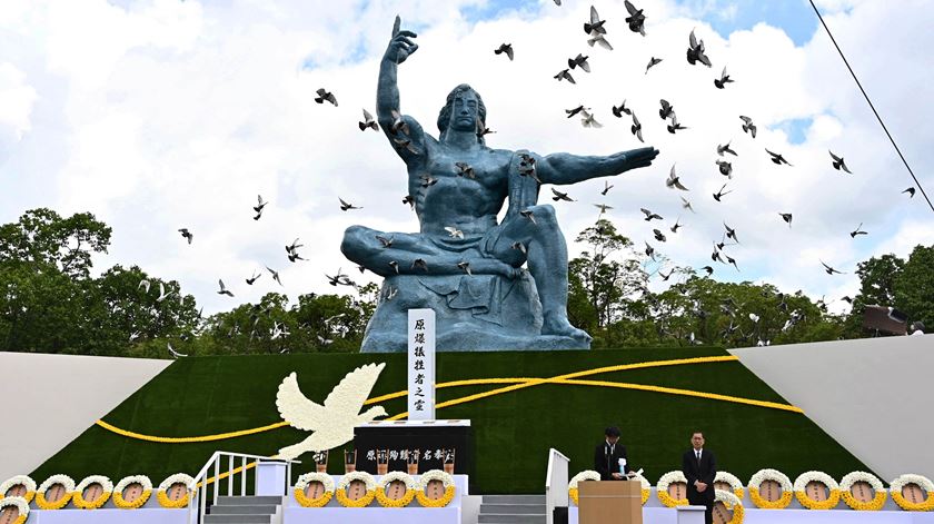 Pombas sobrevoam a Estátua da paz no Parque da Paz de Nagasaki, durante a cerimónia que assinalou os 75 anos da bomba atómica, que matou cerca de 74 mil pessoas em 1945. Foto: Dai Kurokawa/EPA