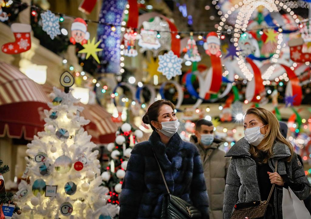Festas de Natal só com menos de 50 pessoas, sugere epidemiologista. Foto: Yuri Kochetkov/EPA