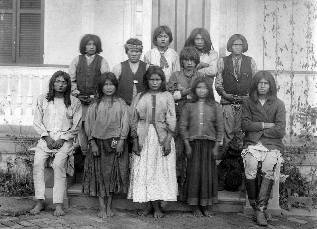 Crianças indígenas numa escola residencial na América do Norte. Fotografia de J. N. Choate/Creative Commons