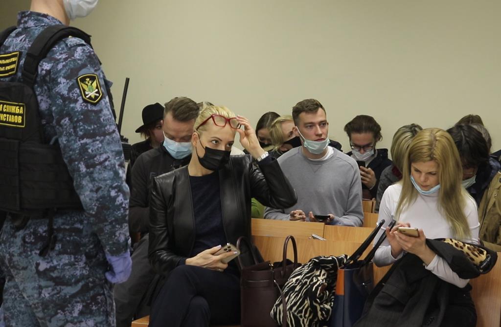 Esposa de Navalny, Yulia Navalnya, marcou presença no tribunal. Foto: EPA