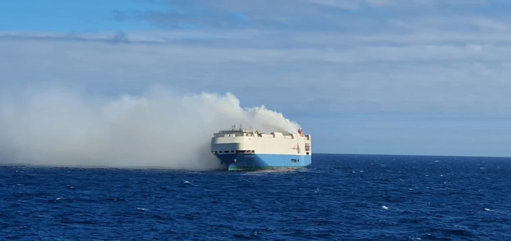 Navio a arder, Açores, Felicity Ace. Foto: Marinha