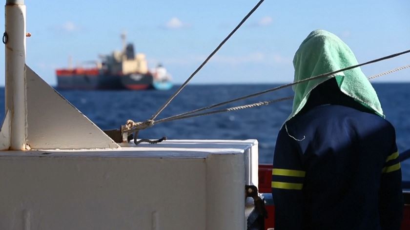 "Há casos em que [a guarda costeira turca] acompanha os barcos com refugiados e migrantes até às nossas fronteiras e tenta criar problemas", acusa Marinha da Grécia. Foto: EPA