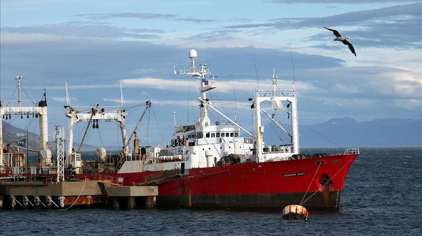 Tripulação de pescadores infetada apesar de ter passado 35 dias no mar, antecedido de quarentena de duas semanas e testes negativos.. Foto: Reuters