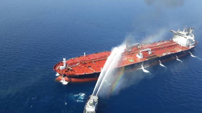 Navio iraniano ajuda no combate às chamas de um petroleiro atacado no mar de Omã. Foto: Reuters