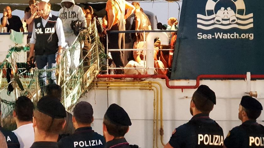Navio Sea-Watch aporta em Lampedusa e capitã é detida Foto: Elio Desiderio/EPA