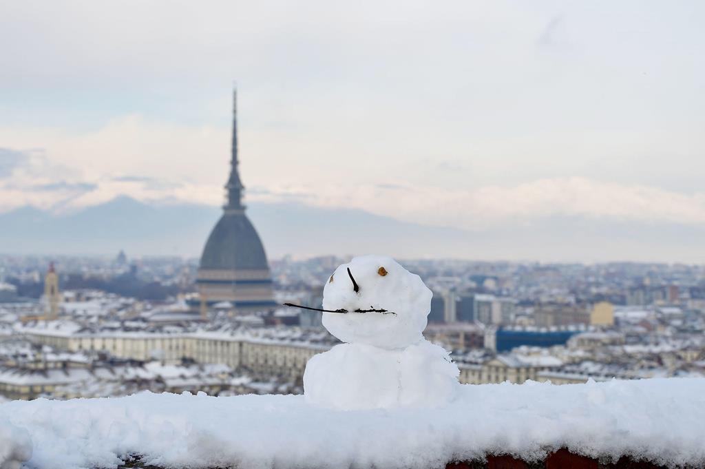 Em Turim houve quem aproveitasse para criar um boneco de neve. Foto: Alessandro Di Marco/EPA