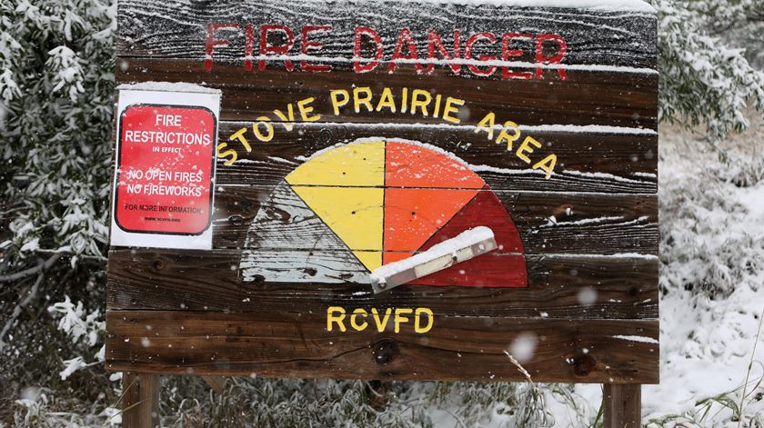 Sinal de alerta para risco de incêndios coberto de neve em Fort Collins, no Colorado. Foto: Jim Urquhart/Reuters
