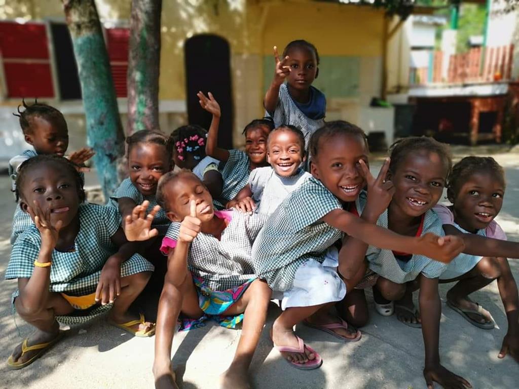 Crianças na cidade de Neves, em São Tomé. Foto: Casa Fiz do Mundo/Facebook