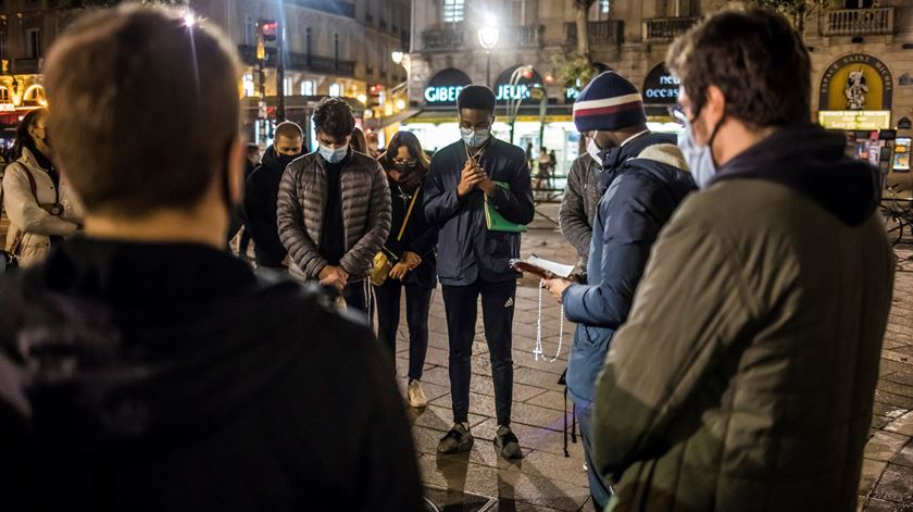 Na noite do ataque, um grupo de jovens cristãos prestou homenagem às vítimas. Foto: Christophe Petit Tesson/EPA