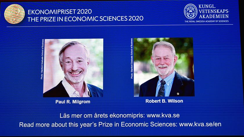 Paul R. Milgrom (esq) e Robert B. Wilson (dta) são os Prémio Nobel da Economia 2020. Foto: Anders Wiklund/EPA