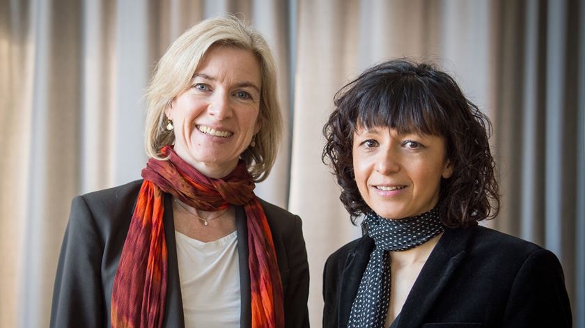 Emmanuelle Charpentier e Jennifer A. Doudna (esq) são Nobel da Química 2020. Foto: Alexander Heinl/EPA