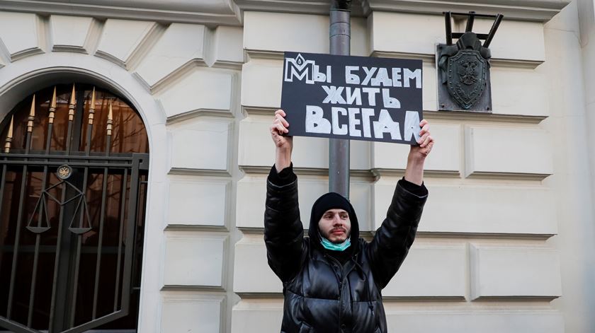 Apoiante da ONG mostra cartaz onde se lê "Nós somos Memorial", junto ao Supremo Tribunal de Moscovo. Foto: Yuri Kochetkov/EP