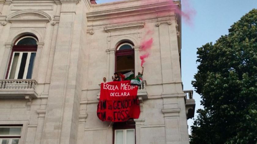 PSP detém manifestantes que ocuparam NOVA Medical School em Lisboa