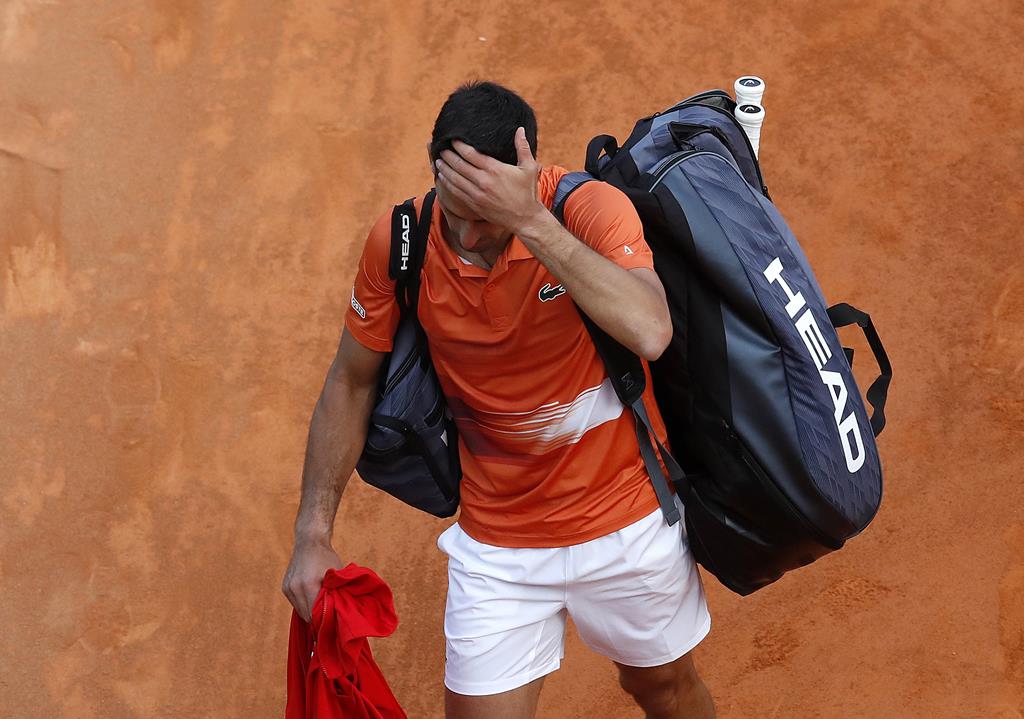 Novak Djokovic desaprova decisão de Wimbledon, que o impede de, eventualmente, defrontar o número dois do "ranking" ATP, Daniil Medvedev. Foto: Sebastian Nogier/EPA