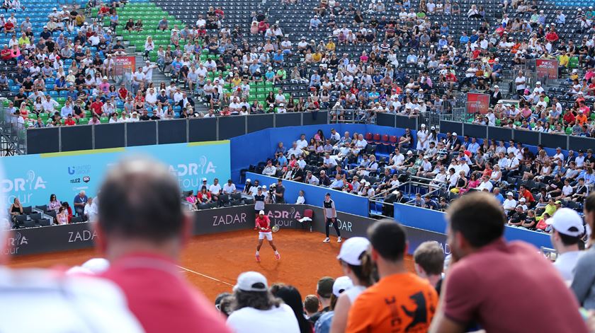 Novak Djokovic organizou e jogou o Adria Tour, com público nas bancadas Foto: Antonio Bronic/Reuters