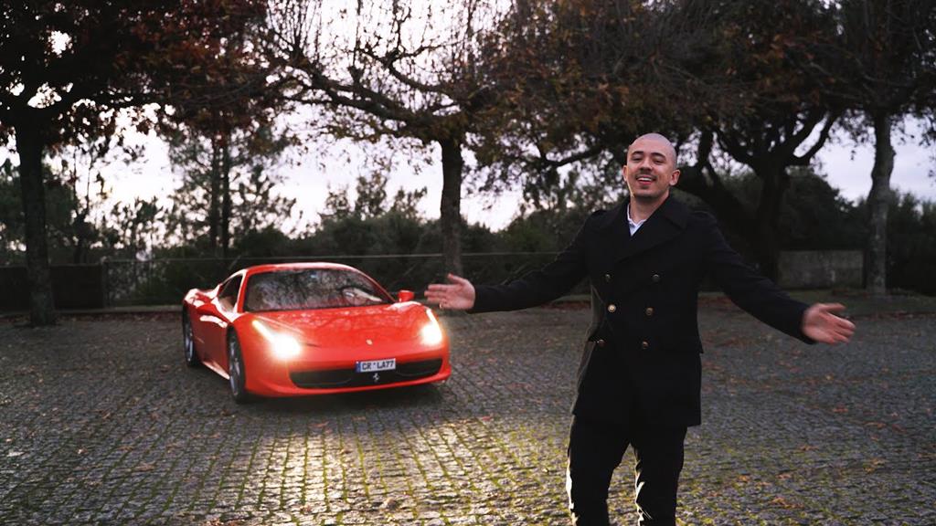 No Youtube, Numeiro exibe um estilo de vida luxuoso. Há três meses, afirmou ter comprado um Ferrari. Foto: D.R.