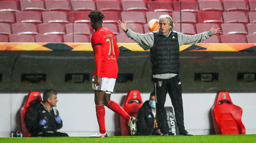 Jorge Jesus ainda está a moldar a defesa do Benfica às suas ideias Foto: José Sena Goulão/Lusa