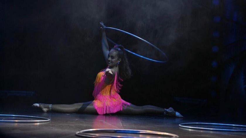 Núria Modesto com os arcos de hula hoop Foto: Super Circo