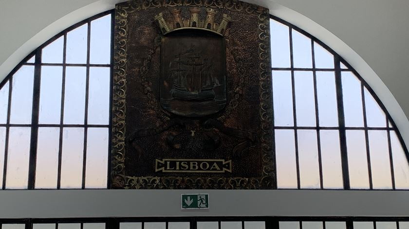 O brasão de Lisboa que em cima a porta de entrada na Estação Sul e Sueste. Foto: Ana Carrilho/ RR