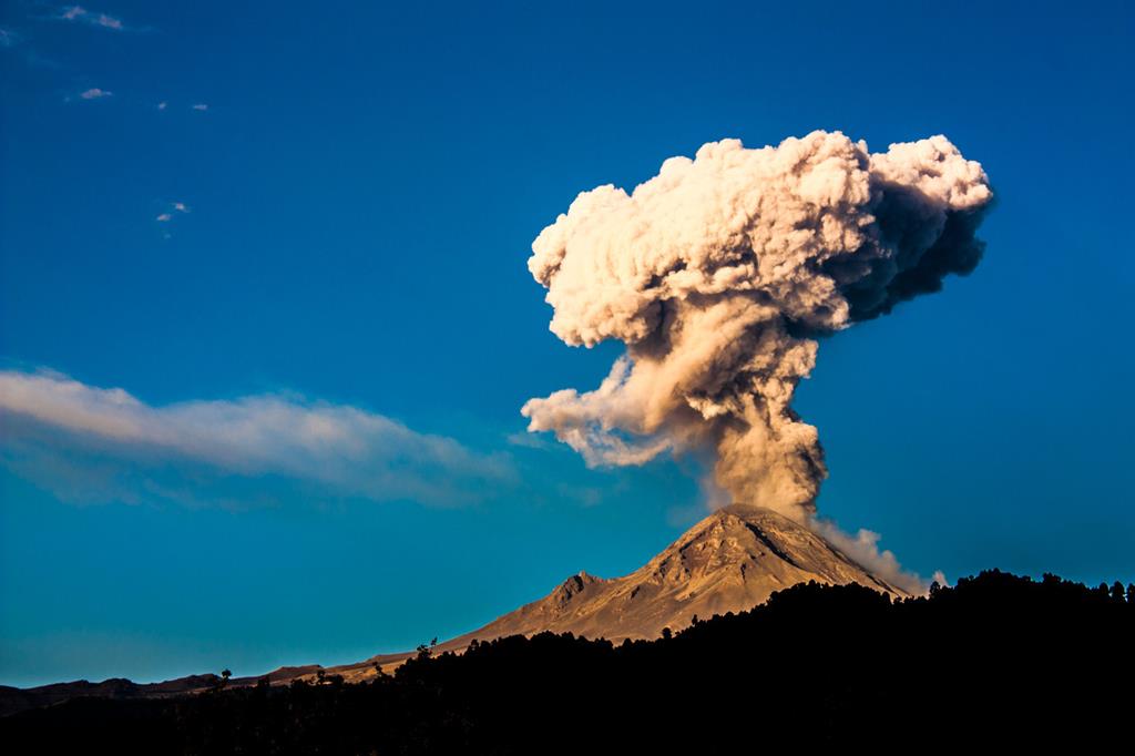 O vulcão Popocatépetl, a 6 de março de 2019, visto de San Pedro Tlalmiilulpan. Foto: DR