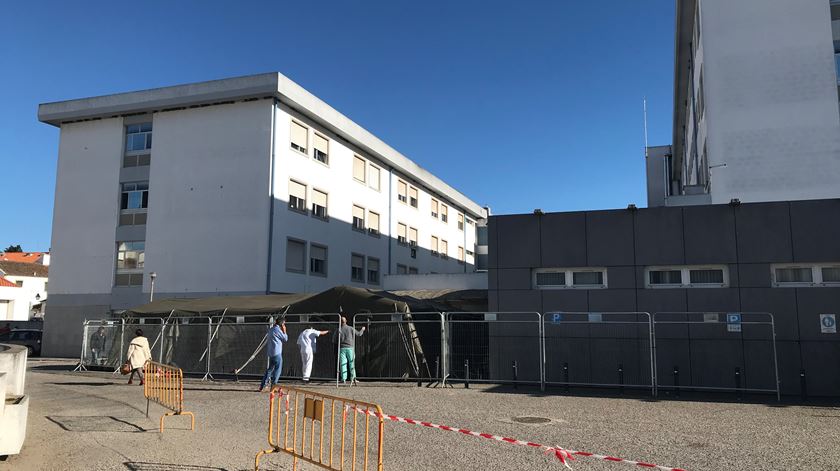 O hospital de Évora pediu a colaboração do exército. Há duas tendas montadas junto ao banco de urgência. Foto: Rosário Silva/RR