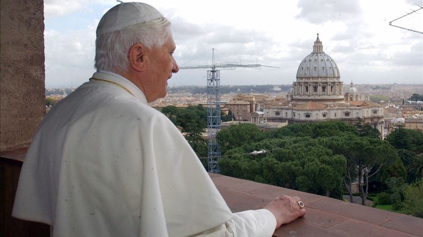 O Papa Bento XVI admira a vista de Roma com a Basílica de São Pedro como pano de fundo. Foto: Osservatore Romano/Reuters
