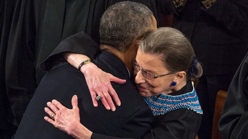Barack Obama abraça a juíza Ruth Bader Ginsburg antes de falar no Congresso, em 2014 Foto: Michael Reynolds/EPA