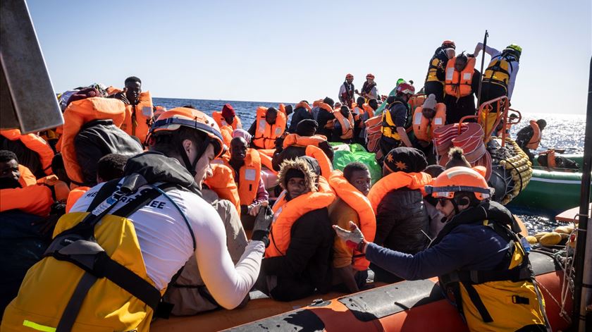 Resgatados 66 migrantes que tentavam atravessar o Canal da Mancha