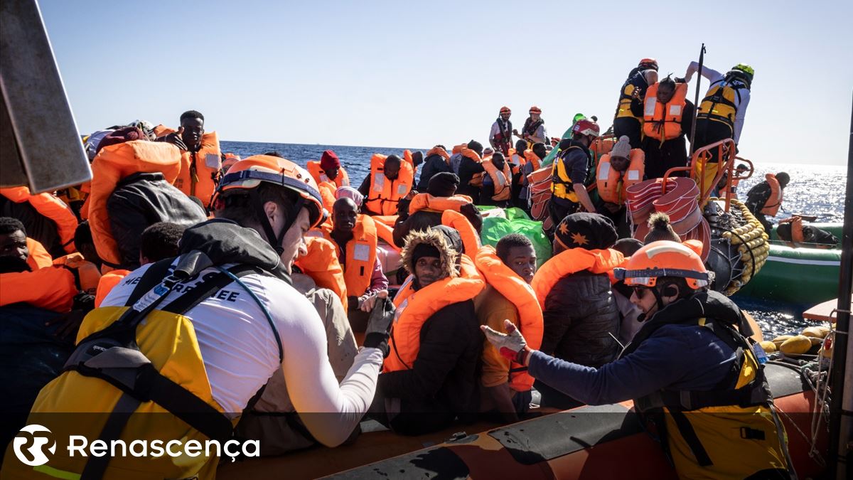 Resgatados 66 migrantes que tentavam atravessar o Canal da Mancha