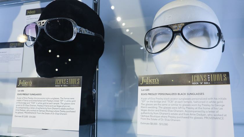 Os dois óculos de aviador que foram personalizados para Elvis Presley podem custar mais de 8 mil dólares (pretos) e 12 mil doláres (brancos) Foto: Eugene Garcia/EPA