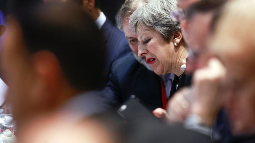Futuro político de Theresa May é uma das grandes incógnitas neste momento. Foto: Olivier Hoslet/EPA