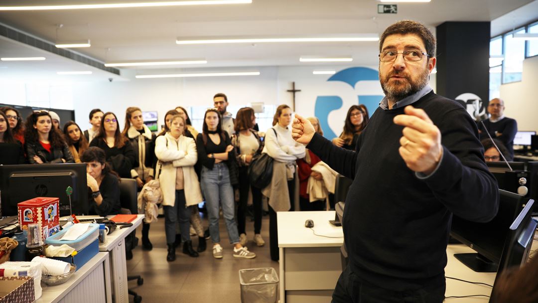 O jornalista Celso Paiva faz a visita guiada à redação da Renascença. Foto: Joana Bourgard/RR
