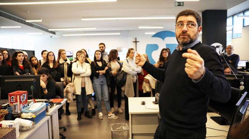 Jornalista Celso Paiva Sol explica como funciona a redação da Renascença durante o Open Day de 2019. Foto: Joana Bourgard/RR