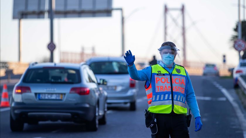 Operação Stop na ponte 25 de abril, em Lisboa, neste fim de semana de proibição de circulação entre concelhos. Foto: José Sena Goulão/Lusa