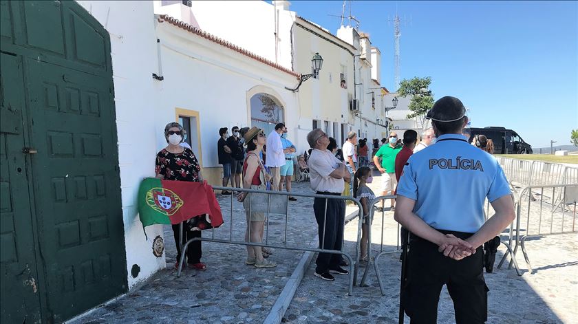 Orgulhosa por ser portuguesa, Rosa Maria não deixou a bandeira em casa. Foto: Rosário Silva/RR
