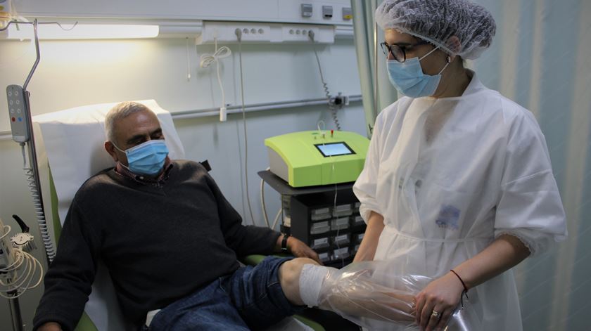 Orlindo Ferreira tem 78 anos e há dois anos que faz tratamento de ozonoterapia. A enfermeira Sandra Martins faz a bolsa de ozono. Foto: Liliana Carona/RR