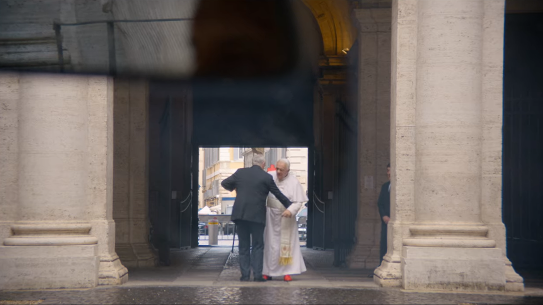 Momento em que Bergolio e Ratzinger dançam o tango no filme. Foto: Netflix