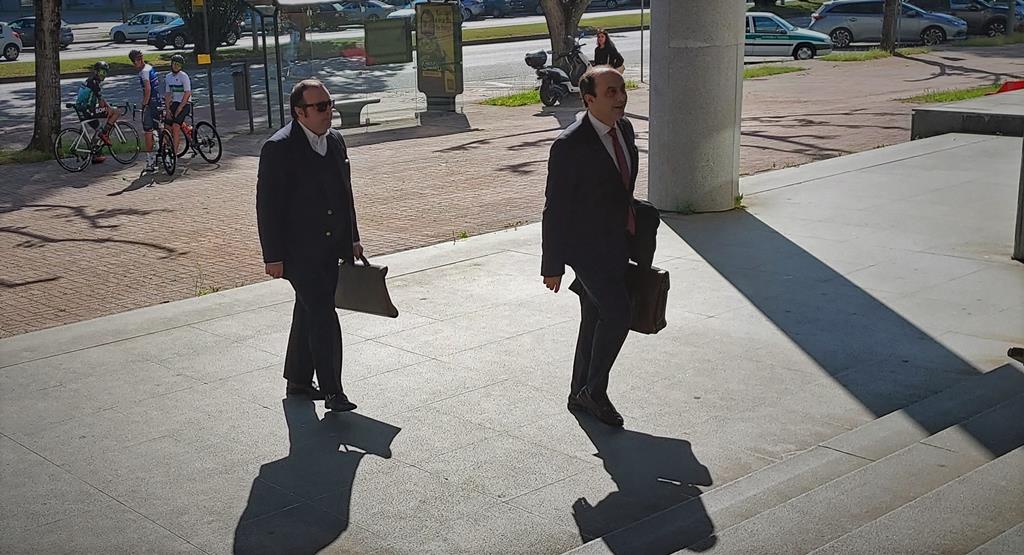 Padre Luís Miguel Costa chega ao tribunal de Viseu com o advogado, Paulo Duarte. Foto: Liliana Carona/RR