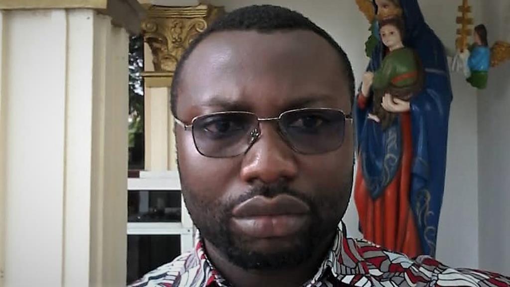 Padre Daniel Kouobou admite que a Igreja incendiada pode não voltar a abrir. Foto: DR