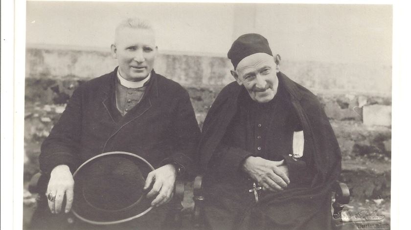 O padre Cruz com o bispo de Angra, em 1942. Foto: Companhia de Jesus