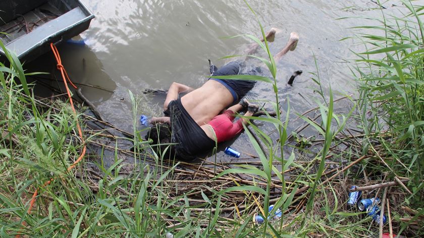 A imagem do salvadorenho Oscar Martinez e da sua filha Valéria, afogados no rio Bravo, sacudir a discussão nos debates entre os candidatps às primárias dos Democratas. Foto: EPA