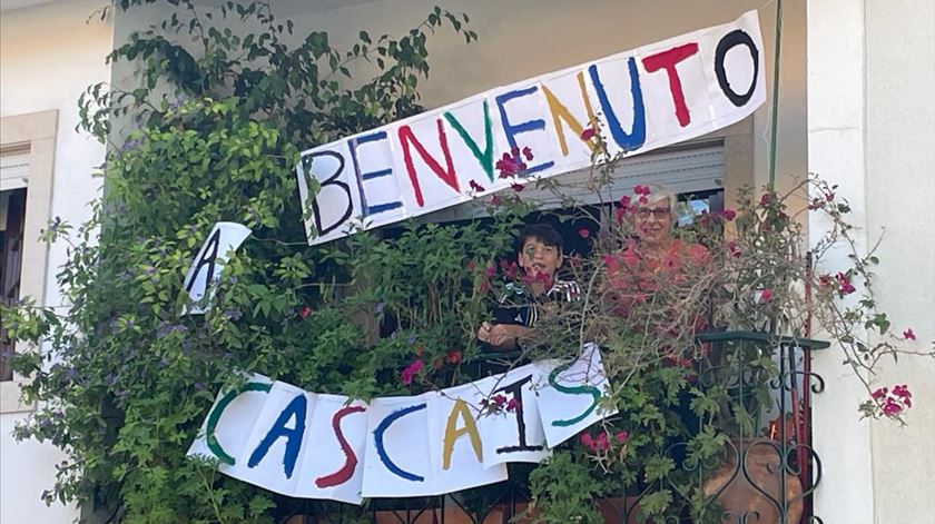 Avó e Neto a dar boas vindas ao Papa em Cascais. Foto: Maria João Costa/RR