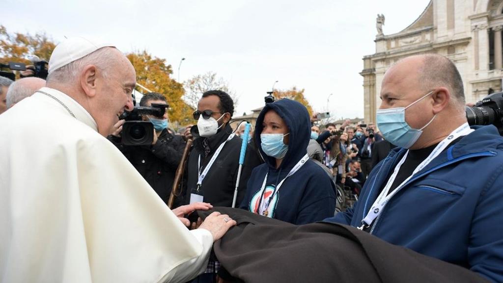 Francisco encontrou-se esta sexta-feira com pobres na cidade de Assis. Foto: Vaticano News