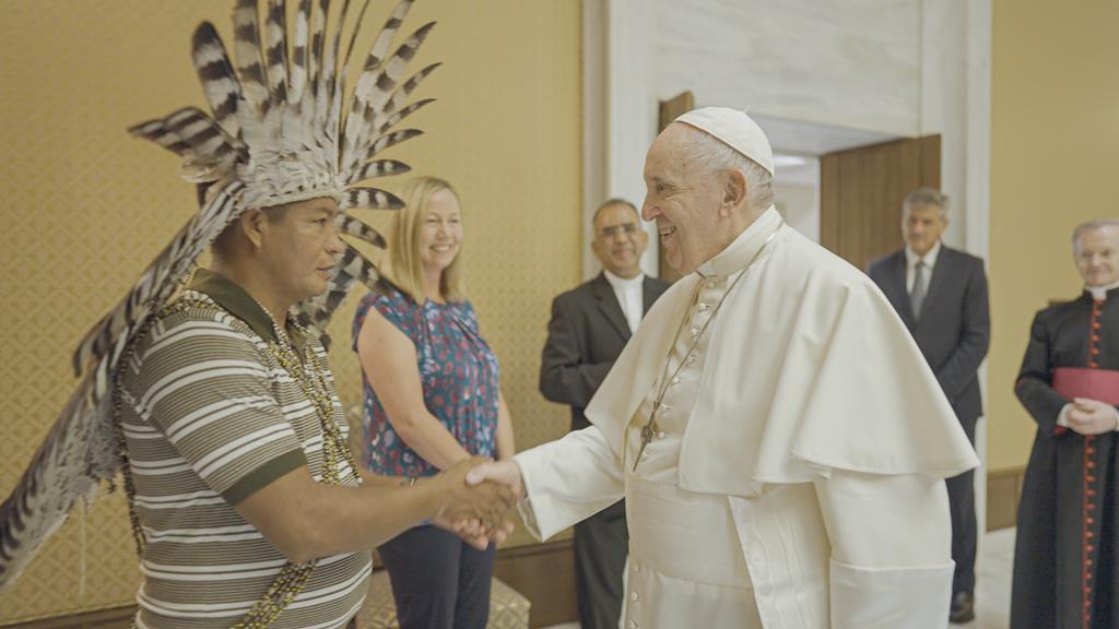 Papa Francisco com indígena Cacique Dadá Borari no documentário "The Letter"