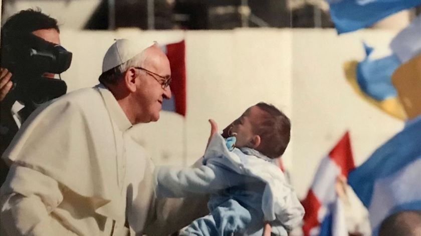 Filho de Luísa e Francisco abençoado na missa inaugural do Papa Francisco, a 19 de março de 2013. Foto: Vaticano